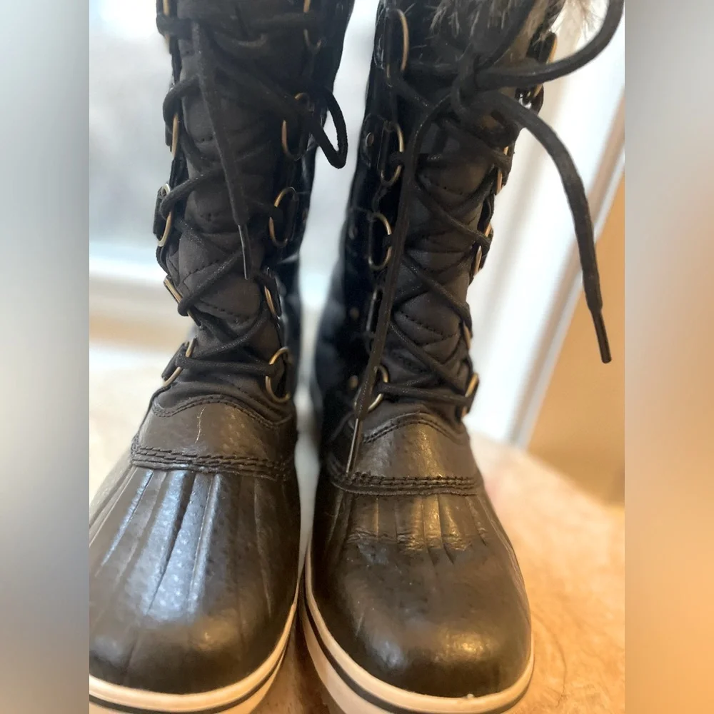 NWOT! Women’s Sorel Tofino II Black Snow/Rain Boots w/Grey Faux Fur Trim Sz 8